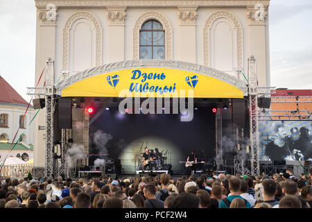 Minsk, Weißrussland - 2. Juni 2018: Populäre weißrussische Musik band Akute auf der Bühne. Berühmte Svobody Platz während der Wochenende Festival Tag der Schweden überfüllt Stockfoto