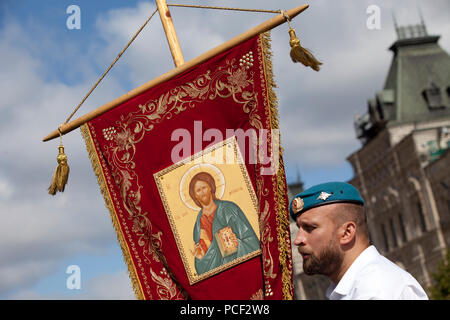 Gemeinsame Prozession der Fallschirmjäger und orthodoxe Priester am Tag der St. Elia, der Prophet und die Zerstreuten Kräfte in Moskau, Russland Stockfoto