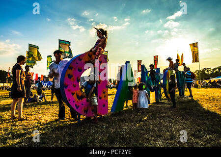 Stimmung am Abend Licht bei womad am Donnerstag, 26. Juli 2017 in Charlton Park, Wiltshire statt. Im Bild: Kinder und Erwachsene dar und nehmen Fotos auf und rund um den großen WOMAD unterzeichnen. Stockfoto