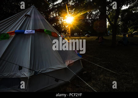 Stimmung am Abend Licht bei womad am Donnerstag, 26. Juli 2017 in Charlton Park, Wiltshire statt. Bild: zu Fuß durch die Wälder am Abend. Stockfoto