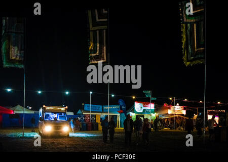 Eine allgemeine Ansicht der Arena in der Nacht im womad am Freitag, den 27. Juli 2017 in Charlton Park, Wiltshire statt. Im Bild: Die Arena ist von einem großen Anzeigen Rad als Leftfield sah Spielen auf der Open-Air-Bühne. Stockfoto