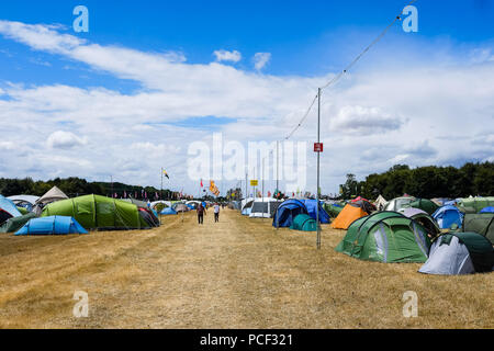 Charlton Park House bei womad am Samstag, 28. Juli 2018 Charlton Park, Wiltshire statt. Im Bild: Das Festival wird in der Begründung von Charlton Park, einem Land, Haus und Immobilien in Wiltshire, England, 2 Meilen (3,2 km) nordöstlich der Stadt von Malmesbury statt. Charlton Park House, denkmalgeschützten Gebäude und ein führendes Beispiel von The Prodigy Haus aufgeführt.. Stockfoto