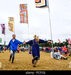 Atmosphäre im womad am Sonntag, den 29. Juli 2018 Charlton Park, Wiltshire statt. Im Bild: Ein paar Tanzen Zu fetziger in der Main Arena. Stockfoto