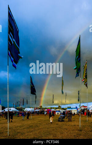 Ein Regenbogen erscheint über womad am Sonntag, den 29. Juli 2018 Charlton Park, Wiltshire statt. Bild: Nach einem Tag Regen und Sonne, ein Regenbogen erscheint über das Festival am Ende des Tages. Stockfoto