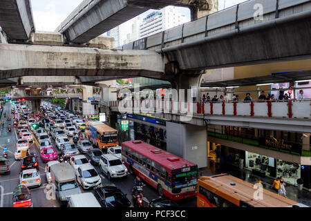 Bangkok, Thailand - 30. April 2018: Starker Verkehr auf den Straßen von Bangkok. Stockfoto