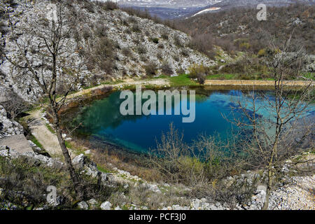 Blaue Oase umgeben whit Mountain/Bergwelt mit Wiesen, Berge und Gletscher Seen in Kroatien, schöne Aussicht auf den Fluss Cetina - Blue Eye, Stockfoto