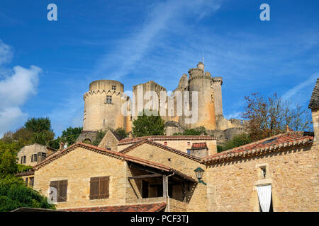 Blick auf die Altstadt Chateau de Bonaguil in der Nähe von fumel an einem sonnigen Herbstnachmittag in Lot-et-Garonne, Frankreich Stockfoto