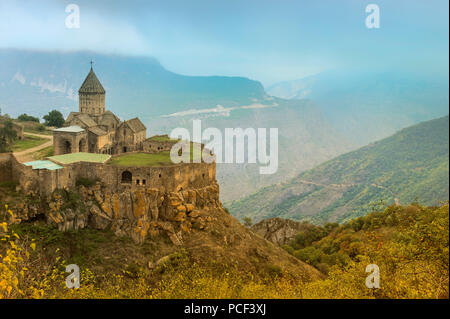 Blick über die armenische apostolische Kloster Tatev umgeben von Bergen, Provinz von Syunik, Armenien Stockfoto