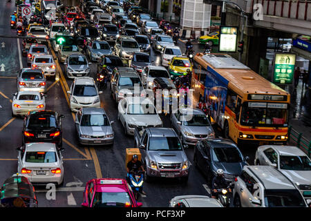 Bangkok, Thailand - 30. April 2018: Starker Verkehr auf den Straßen von Bangkok. Stockfoto