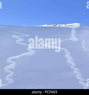 Zwei Spuren von Skiern auf verschneiten Pisten Hang in der Sonne am frühen Morgen. Kaukasus Berge im Winter, Shahdagh, Aserbaidschan. Platz Foto. Stockfoto