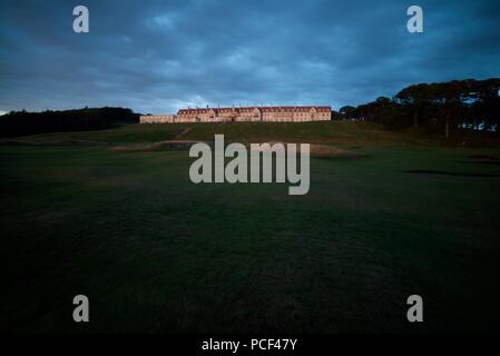 Trümpfe Turnberry Hotel von vorne während der Dämmerung mit einem dunklen Himmel (Trumpf Turnberry, A Luxury Collection Resort, Schottland) Stockfoto