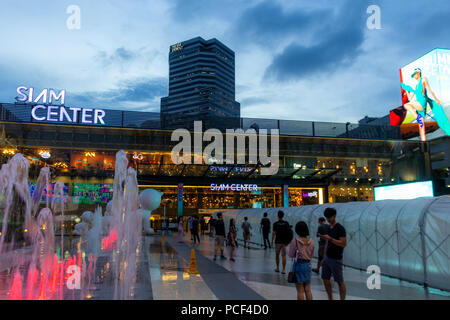 Bangkok, Thailand - 30 April, 2018: die Menschen zu Fuß in der Dämmerung um Siam Shopping District in Bangkok. Stockfoto