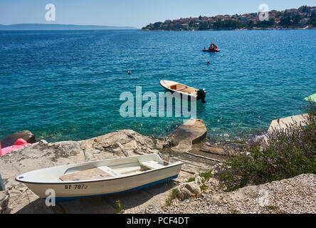 Meer Küste mit tolles Boote in Okrug Gornji, einer kleinen Stadt in der Nähe von Trogir, Kroatien günstig Stockfoto