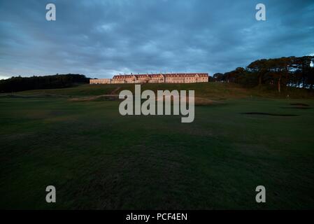 Trümpfe Turnberry Hotel von vorne während der Dämmerung mit einem dunklen Himmel (Trumpf Turnberry, A Luxury Collection Resort, Schottland) Stockfoto