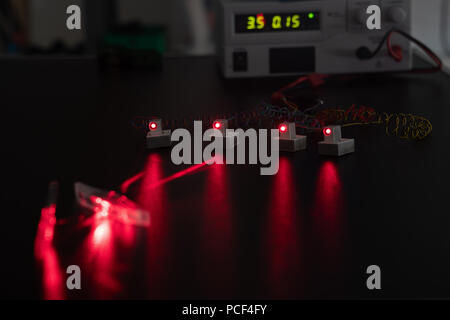 Experimentieren im Labor für Photonik mit rotem Laser Stockfoto