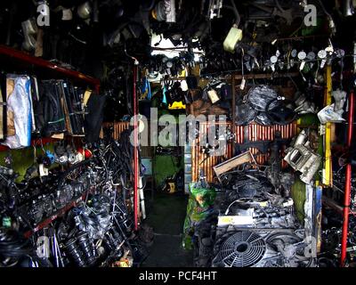 ANTIPOLO CITY, Philippinen - Juli 30, 2018: Sortiert gebrauchte Auto Ersatzteile zu einem Überschuss Shop verkauft. Stockfoto