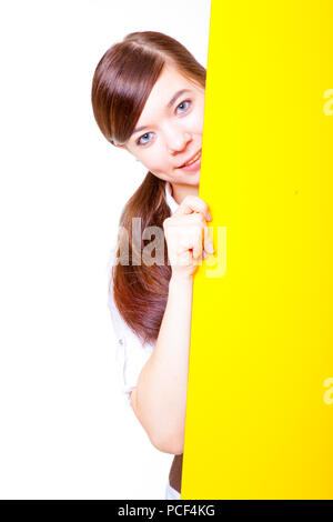 Teenage Frau/Mädchen versteckt sich hinter einem Board Stockfoto