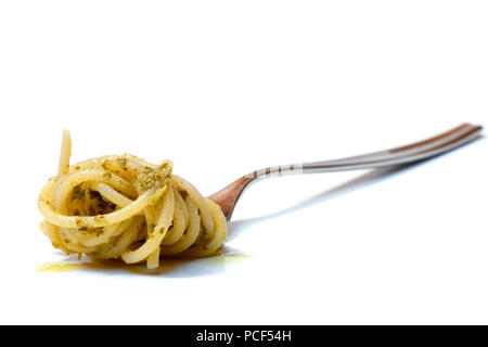 Spaghetti mit Pesto mit Gabel, Pesto alla Genovese Stockfoto