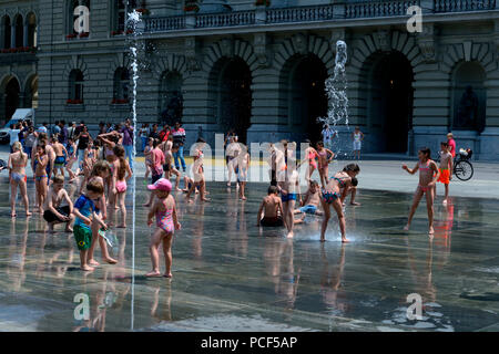 Kinder am Bundesplatz, Wasserspiele, Wasserspiel, Berner Altstadt, Bundeshaus, Altstadt, Schweiz, Kanton Bern, Europa Stockfoto