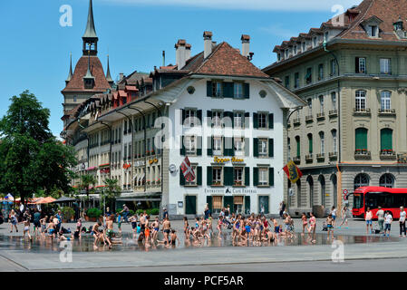 Kinder am Bundesplatz, Wasserspiele, Wasserspiel, Berner Altstadt, Bundeshaus, Altstadt, Schweiz, Kanton Bern, Europa Stockfoto