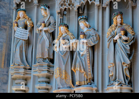 Berner Münster, das Figuren bin Muensterportal, die klugen Jungfrauen, Bern, Schweiz, Kanton Schweiz, Europa, Berner Münster Stockfoto