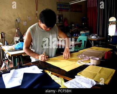 ANTIPOLO CITY, Philippinen - Juli 30, 2018: ein Schneider schafft ein Muster für ein Kleid an seinem Tailoring Shop. Stockfoto