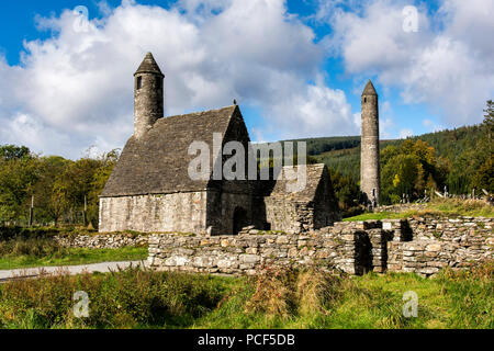 St. kevins Kirche und runder Turm Stockfoto