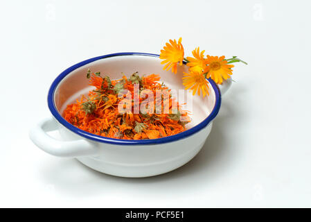 Getrocknete Ringelblumenblueten in Schale, Calendula officinalis, Gemeine Ringelblume Stockfoto