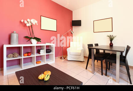 Innere der Wohnung, Wohnzimmer mit Rote Wand Stockfoto