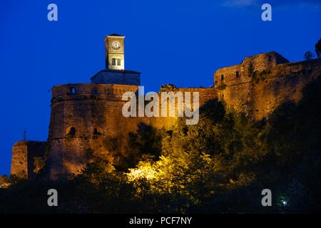 Clock Tower auf der Burg bei Nacht, Gjirokastra, Gjirokastër, Albanien Stockfoto