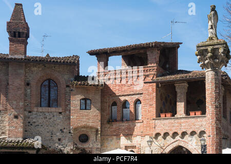 Piacenza, Italy-April 2,2018: Insbesondere der historischen Dorf Grazzano Visconti, neo-gotischen Dorf in der Nähe von Piacenza, Italien an einem sonnigen Tag Stockfoto