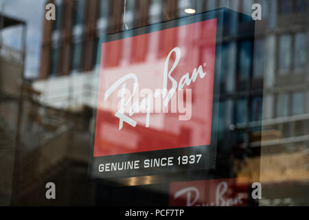 LONDON, Großbritannien - 31 JULI 2018: Ray Ban Sonnenbrille Branding in einem Shop vorne in der Oxford Street in Central London. Stockfoto