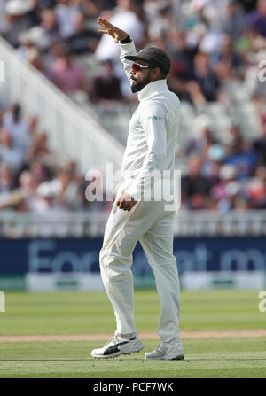 Indiens Kapitän Virat Kohli feiert mit einem Fallschlägerfest nach seinem direkten Wurf, um Englands Kapitän Joe Root am ersten Tag des Specsavers First Test Matches in Edgbaston, Birmingham, zu verlassen. DRÜCKEN SIE VERBANDSFOTO. Bilddatum: Mittwoch, 1. August 2018. Siehe PA Geschichte CRICKET England. Das Foto sollte lauten: Nick Potts/PA Wire. Stockfoto