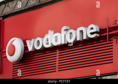 LONDON, Großbritannien - 31 JULI 2018: Vodafone Telekommunikation store Front auf der Oxford Street in Central London. Stockfoto