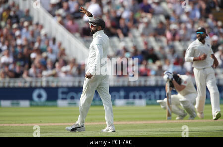 Indien Kapitän Virat Kohli feiert nach seinem direkten Throw aus England" Kapitän Joe Root an Tag eins der Specsavers erste Testspiel bei Edgbaston, Birmingham zu laufen. Stockfoto