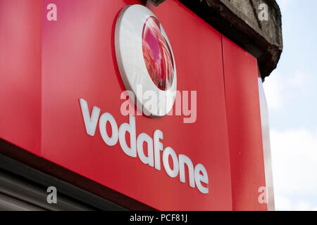 LONDON, Großbritannien - 31 JULI 2018: Vodafone Telekommunikation store Front auf der Oxford Street in Central London. Stockfoto