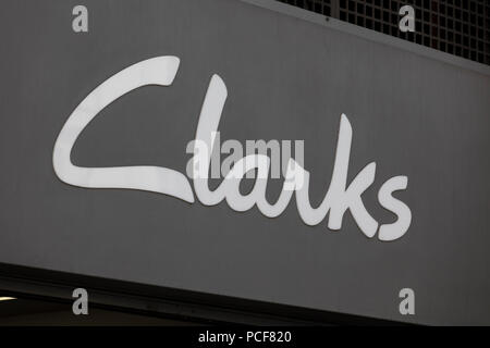 LONDON, Großbritannien - 31 JULI 2018: Clarks Schuh shop shop front Branding auf der Oxford Street in Central London. Stockfoto