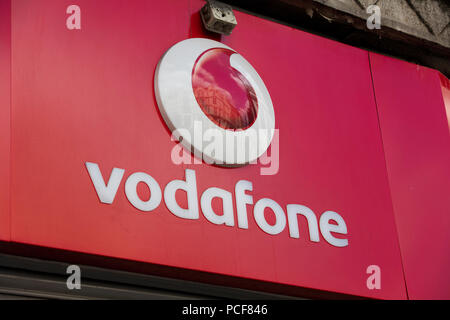 LONDON, Großbritannien - 31 JULI 2018: Vodafone Telekommunikation store Front auf der Oxford Street in Central London. Stockfoto