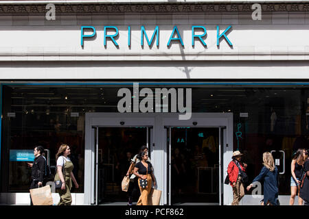 LONDON, Großbritannien - 31 JULI 2018: Primark Clothing Store Front auf der Oxford Street in Central London. Stockfoto