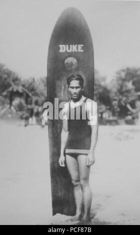 49 anonyme Foto von Duke Kahanamoku Paoa mit seinem Surfbrett Stockfoto