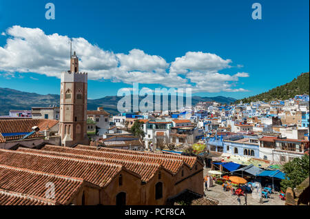 Moschee mit Minarett im Zentrum der Stadt, Kasbah, Blick über Chefchaouen, Chaouen, Tangier-Tétouan, Marokko, Afrika Stockfoto