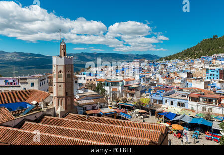 Moschee mit Minarett im Zentrum der Stadt, Kasbah, Blick über Chefchaouen, Chaouen, Tangier-Tétouan, Marokko, Afrika Stockfoto