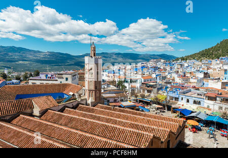 Moschee mit Minarett im Zentrum der Stadt, Kasbah, Blick über Chefchaouen, Chaouen, Tangier-Tétouan, Marokko, Afrika Stockfoto