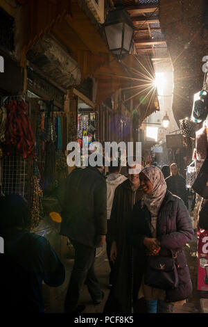Einheimische, engen Straßen, die in einem arabischen Markt, Shouk, Medina von Fez, Fes, Marokko Stockfoto