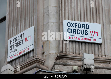 LONDON, Großbritannien - 31 JULI 2018: Oxford Street Schild an einer Wand in Central London. Oxfrod Straße ist eine große Einkaufsstraße in London Stockfoto