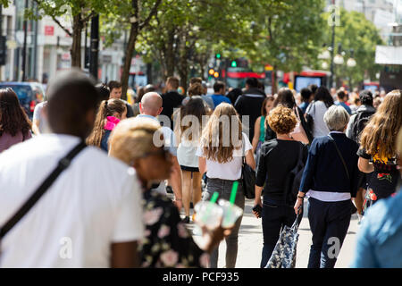 LONDON, Großbritannien - 31 JULI 2018: Große Massen von Menschen zu Fuß auf der Oxford Street in Central London. Stockfoto