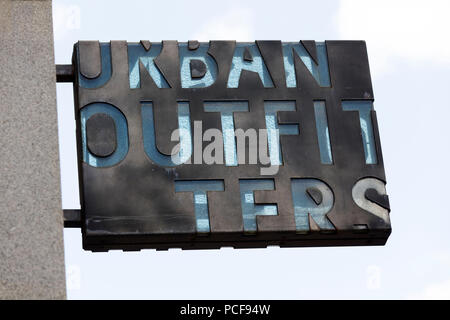 LONDON, Großbritannien - 31 JULI 2018: Urban Outfitters Clothing Store Shop vorne in der Oxford Street in Central London. Stockfoto