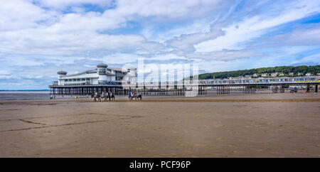 Weston Super Mare Beach und Grand Pier in Weston Super Mare, Somerset, Großbritannien am 1. August 2018 entnommen Stockfoto