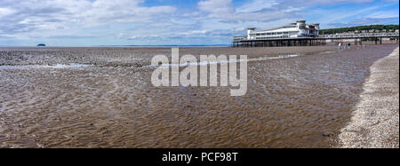 Weston Super Mare Beach und Grand Pier in Weston Super Mare, Somerset, Großbritannien am 1. August 2018 entnommen Stockfoto