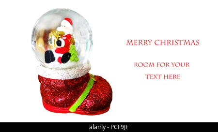 Schneekugel Christmas Ornament in Form von Santa's Boot isoliert auf Weiss mit Platz für Ihren Text Stockfoto